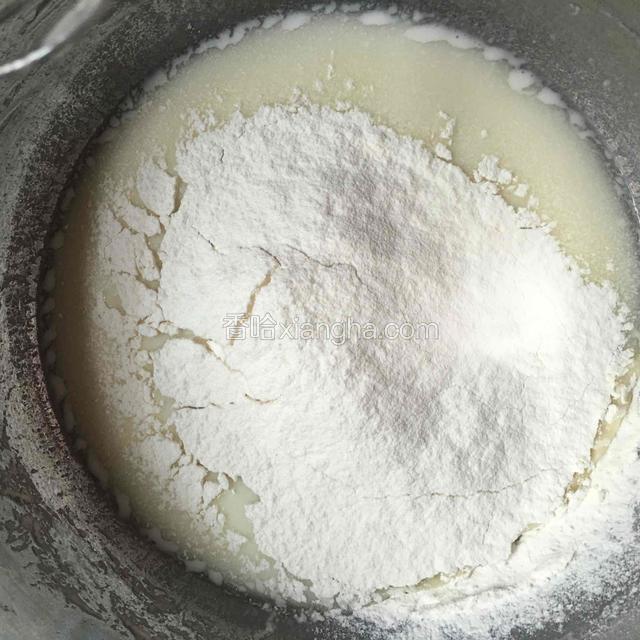 然后把低筋面粉和玉米淀粉一起过筛加入到玉米油水糊中
