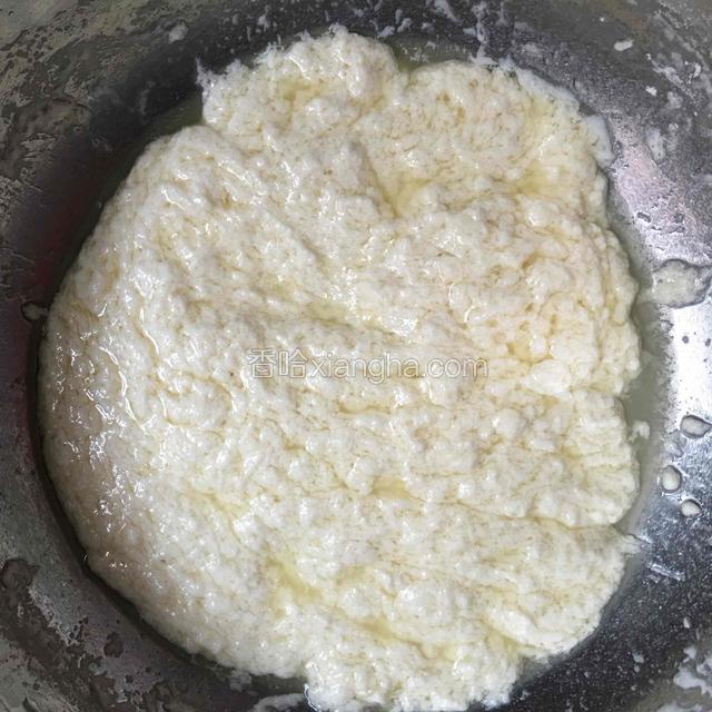 用手动打蛋器把低粉搅拌均匀至无颗粒状