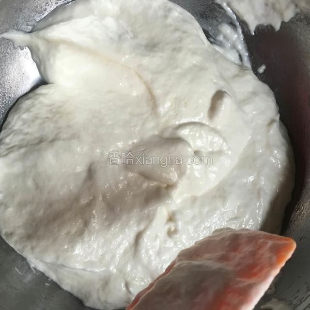 把三分一的蛋白加入在面糊中搅拌均匀