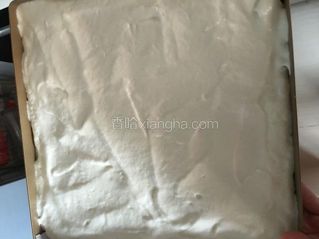 烤箱170度预热5分钟，然后把蛋糕糊倒入烤盘中上下火中层烤35分钟