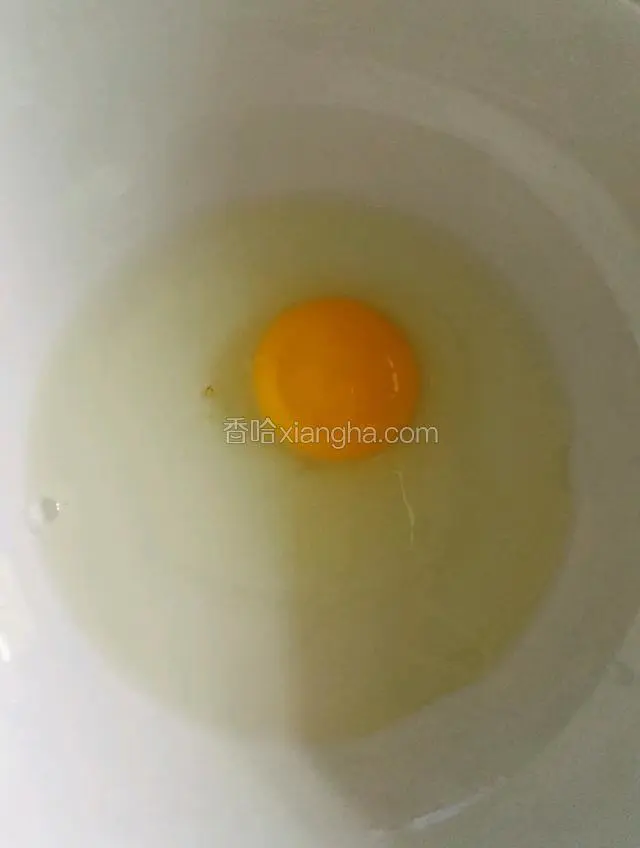 鸡蛋打入容器