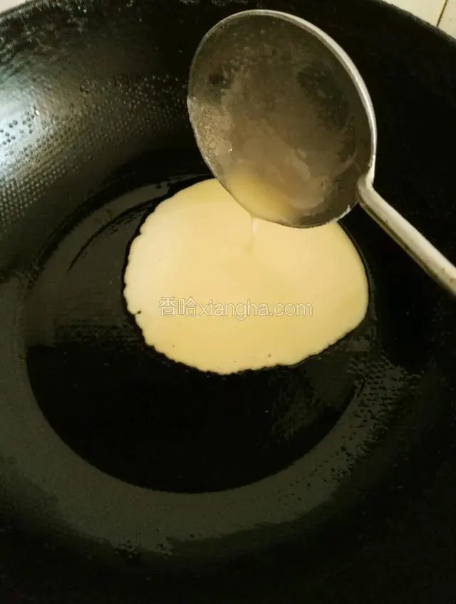 倒入一勺蛋糊成饼状