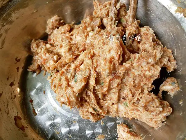 把材料中肉馅儿调味料加入后朝一个方向搅打上劲即可。我这里用老抽代替了盐，所以尽量少放盐或不放盐。葱花根据个人口味来加。