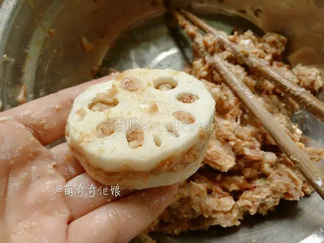 把藕夹掰开，用筷子小心把肉糜装进入，注意要轻点，不然藕太脆会断，装好后按紧，去掉边缘多余的肉，藕夹就做好了。