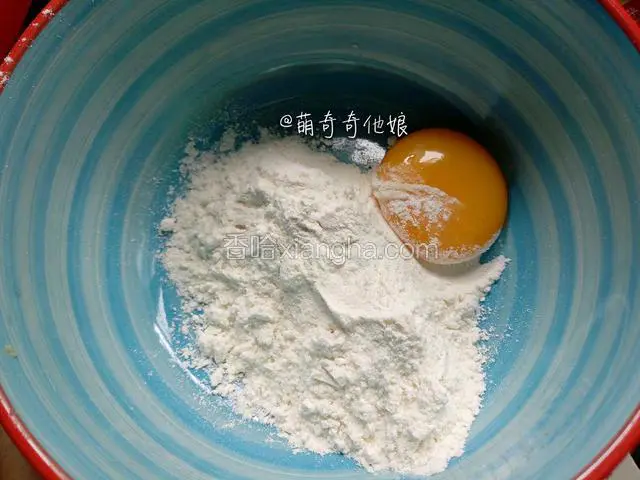 此时锅中可倒油烧热。



把刚才扑藕夹多余的面粉倒入碗里，加用了肉糜里剩下的蛋黄，搅匀，边加清水边搅匀。