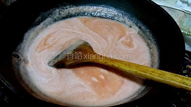 锅里少加点水，把蕃茄汁倒入锅内加热，加入适量的盐、醋、柠檬汁和白糖拌匀，慢火将水分熬差不多粘稠状即可。