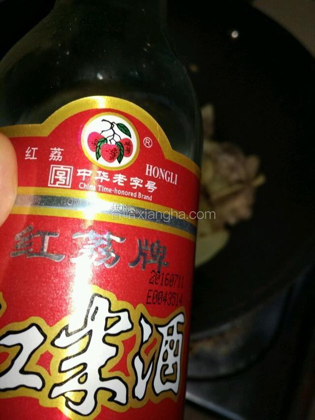 继续翻炒至仔姜变干，加入米酒或者白酒 （加料酒没那么香哦）