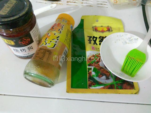 准备烧烤辅料（烧烧酱，烧烧蜜浆，孜然粉）