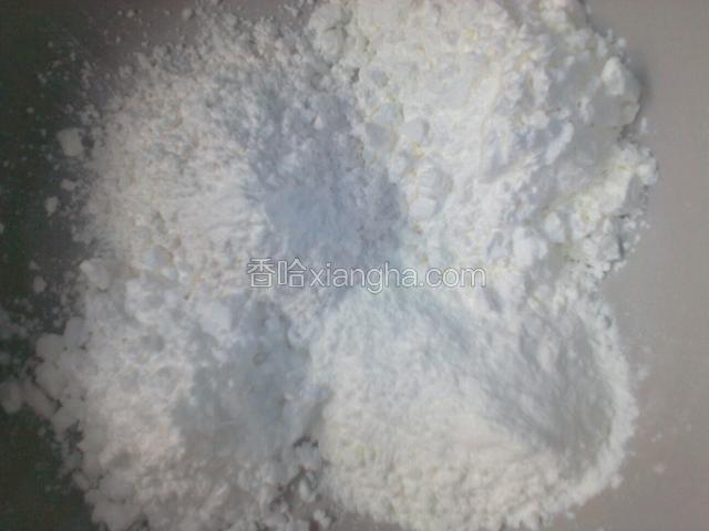 把粉按比例倒入面盆里用开水烫面搅拌并揉成面团