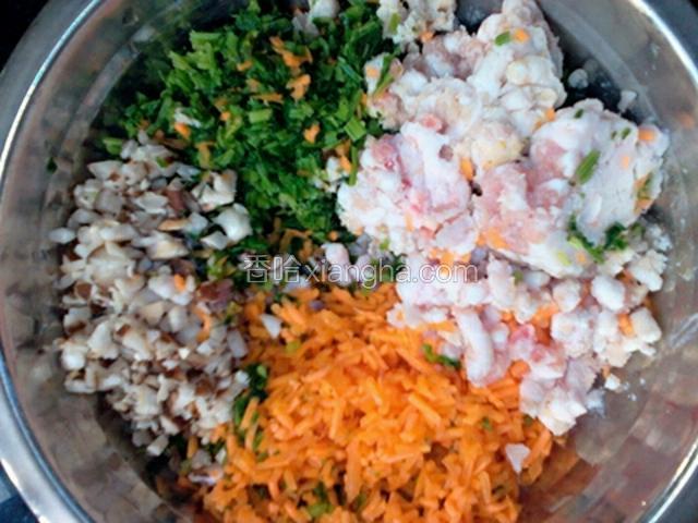 醒面时间准备把肉馅，胡萝卜镲丝，芹菜焯水切碎，鲜香菇切碎全部放入一个大点的容器内