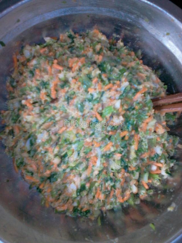 这是搅拌好的饺子馅。准备面片