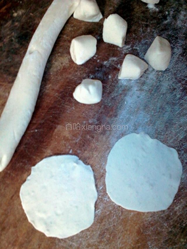 把面团揉成长条，切成小剂擀成中间厚转圈薄的圆面片