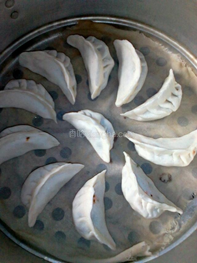 把蒸锅上火，锅开后蒸十五分钟