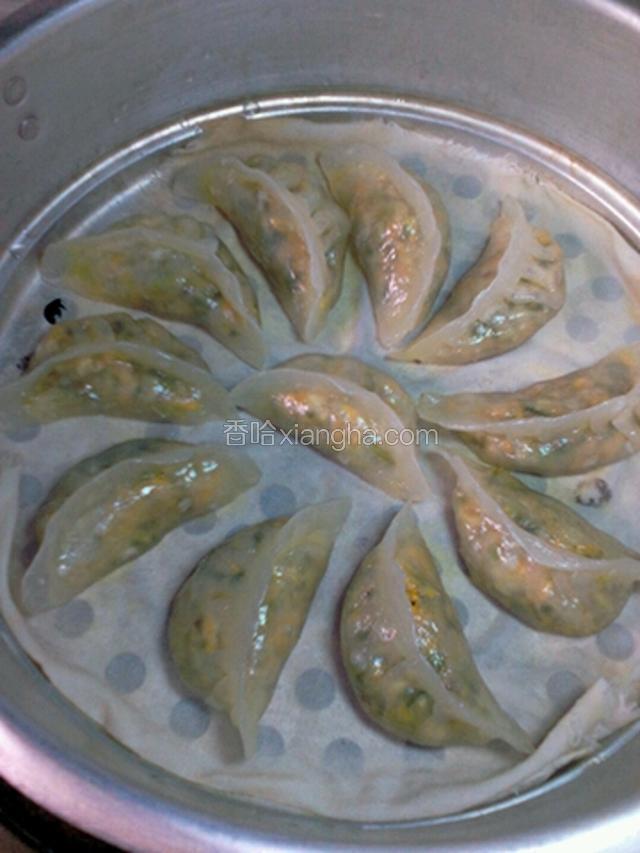 时间到，看多漂亮蒸好的薯粉饺子，可以出锅装盘