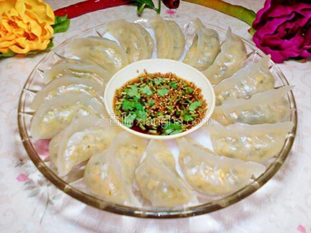 漂亮的薯粉饺子，又叫水晶饺子摆好了。拍一张，成品