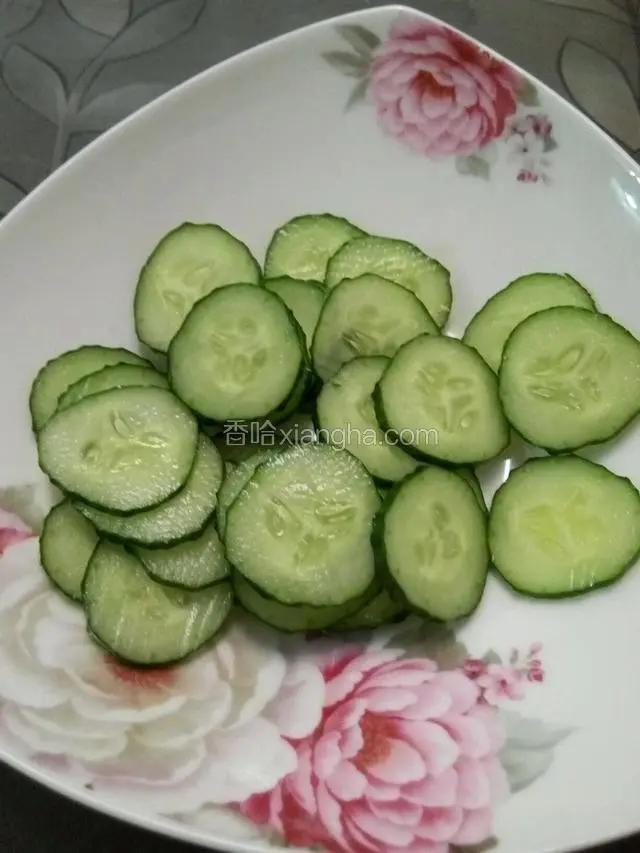 黄瓜洗净切成薄片