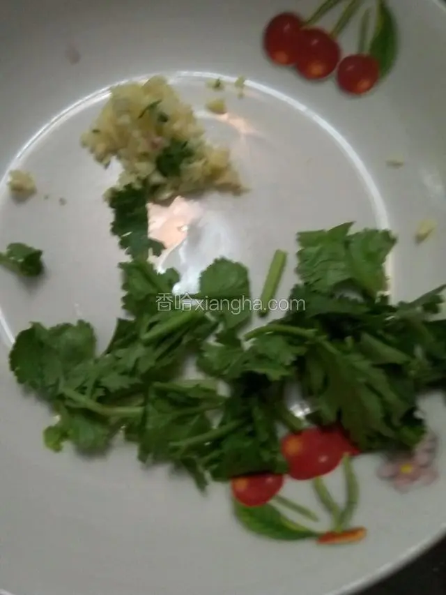 香菜择洗干净切成寸断，蒜切末