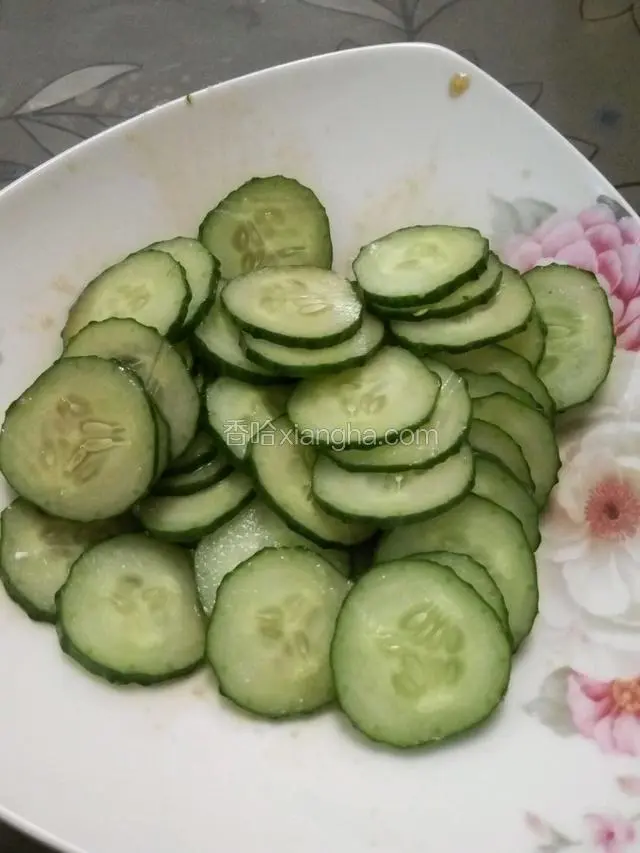先把黄瓜片放入适量盐，醋，蒜末，香油拌匀入味
