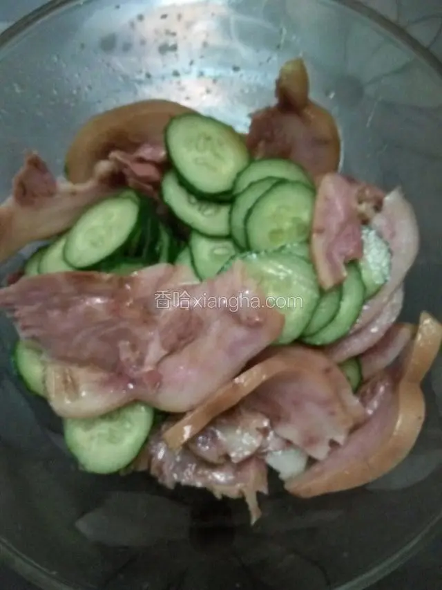再把猪头肉和黄瓜片倒入大碗内拌匀