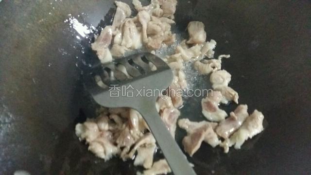 放入梅花肉翻炒至出油