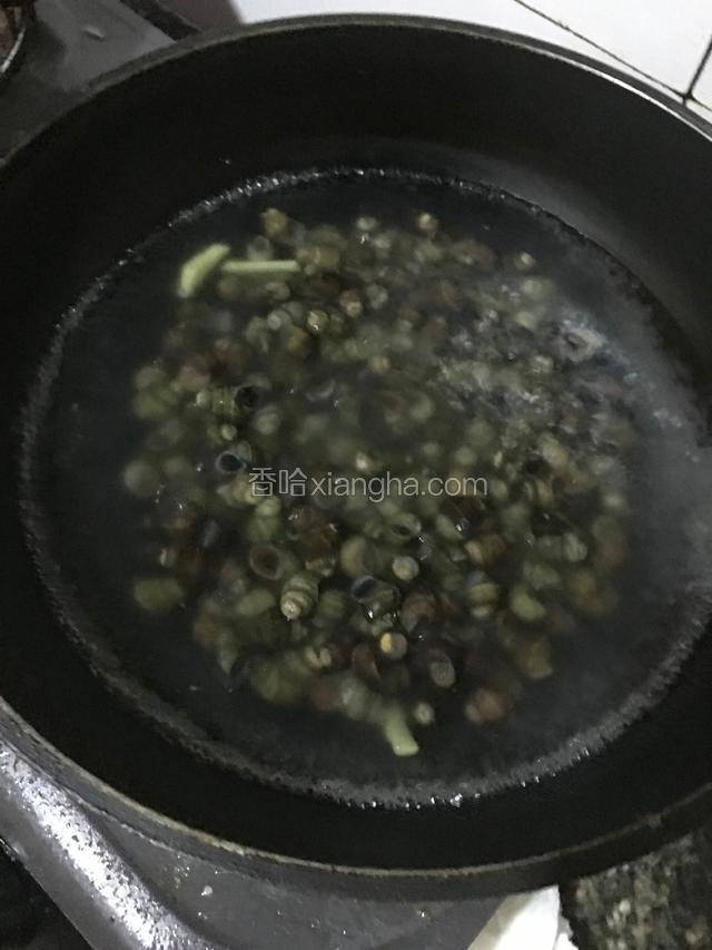 水烧开后倒入螺烧两分钟 再倒出控水