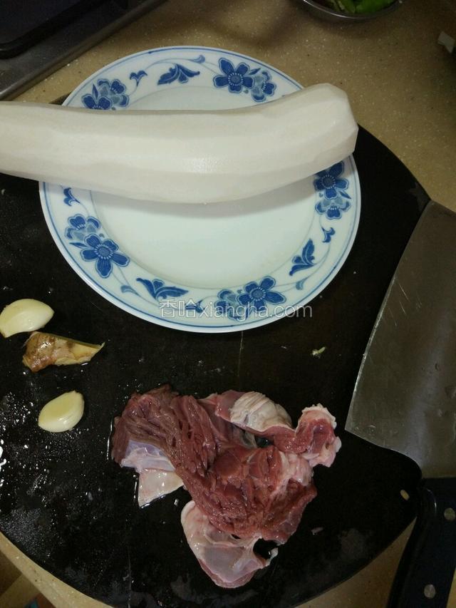 准备下食材，白萝卜去皮！