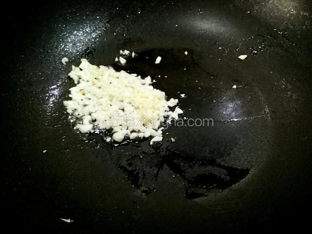 备炒锅，少油，油热下蒜末炒香，别炒胡就可以，煸炒出香味，关火出锅备用。