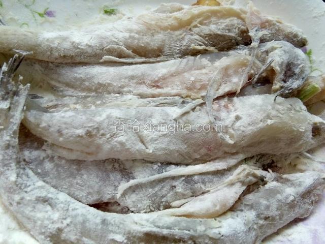腌制完后均匀的裹上面粉