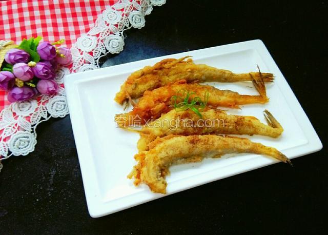 装盘撒上葱丝卷摆拍，酥脆可口的椒盐龙头鱼就完成了