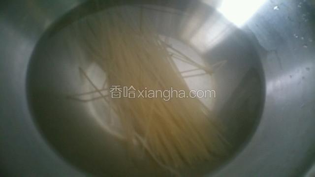 锅中加入适量水下米线煮开，开锅煮9分钟