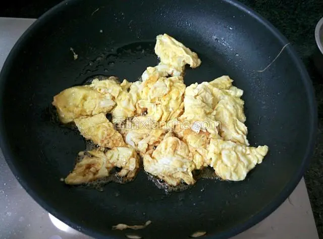 起油锅，倒入鸡蛋液翻炒成小块状。
