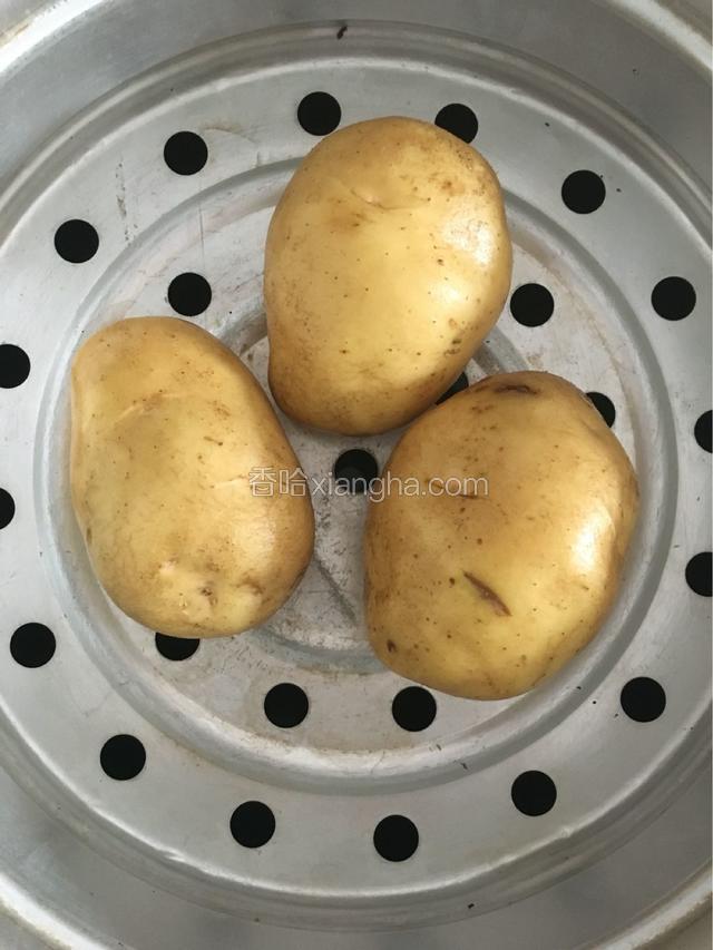 准备土豆，洗净放锅中蒸熟