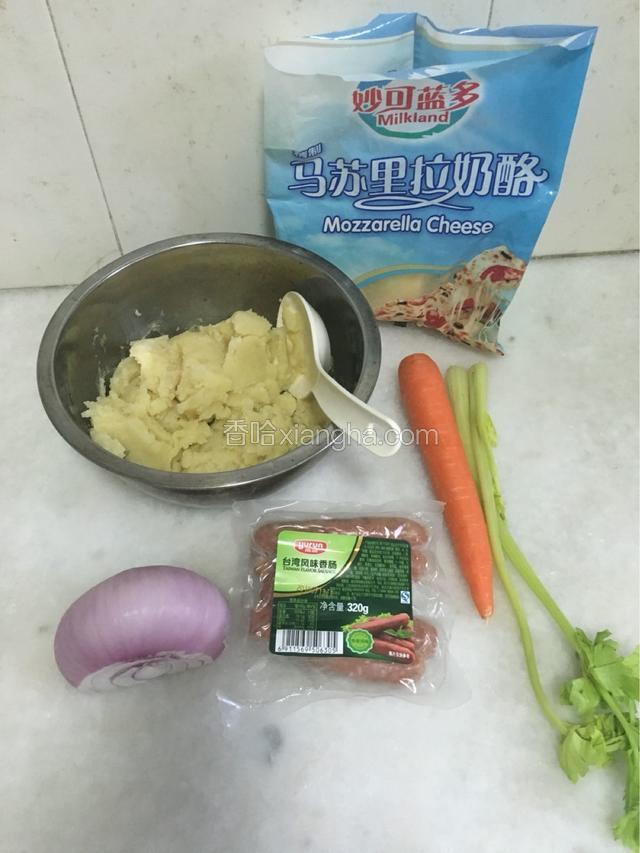 熟透的土豆压成泥，其他主料备齐