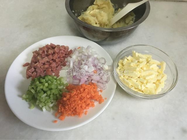 烤肠，洋葱，芹菜和红萝卜都切成小丁，奶酪也用小碗称重好（不限量，根据自己的喜好准备）