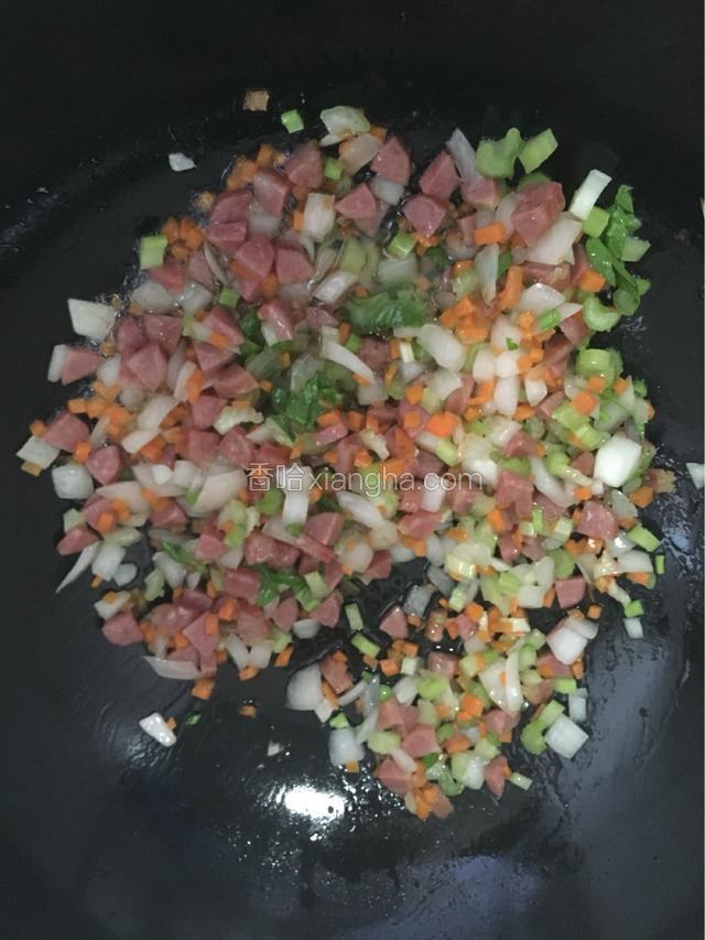将烤肠，红萝卜，芹菜依次序倒入炒至断生