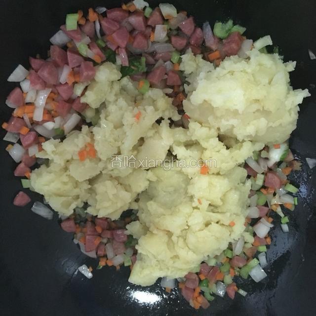 关火，将准备好的土豆泥倒入锅中，加适量的盐和胡椒粉拌匀