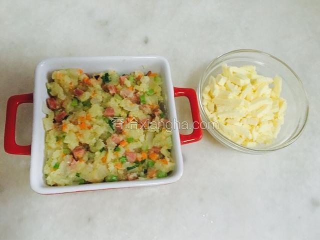 拌匀的土豆泥倒入碗中，表层用奶酪铺满