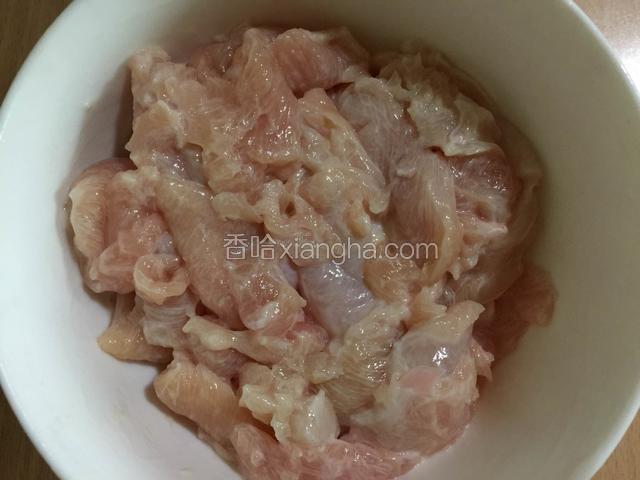 片好片的鸡胸肉加适量干淀粉和少许清水后，抓匀上浆腌制1个小时左右。