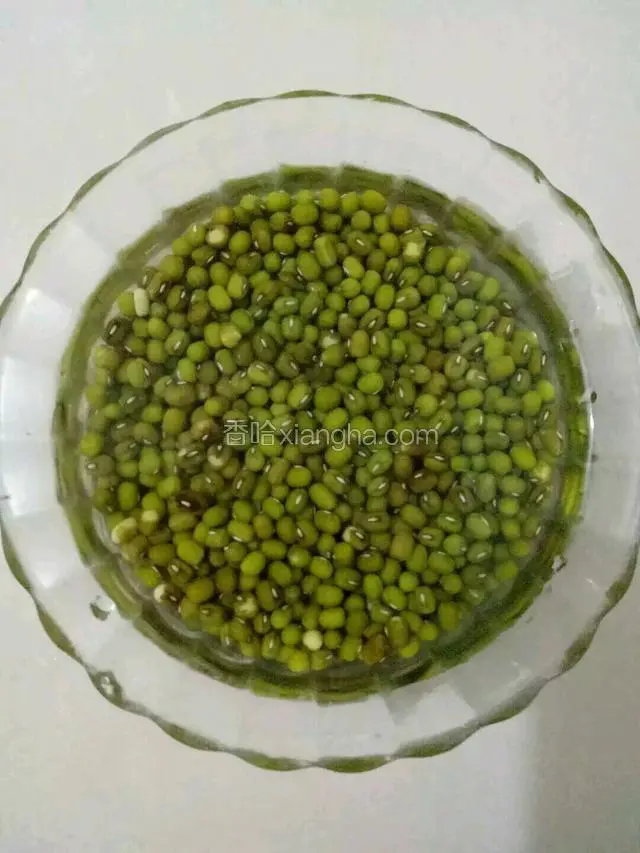 绿豆提前浸泡两个小时。