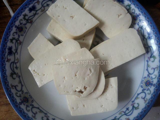 豆腐切成厚3-5毫米的片
