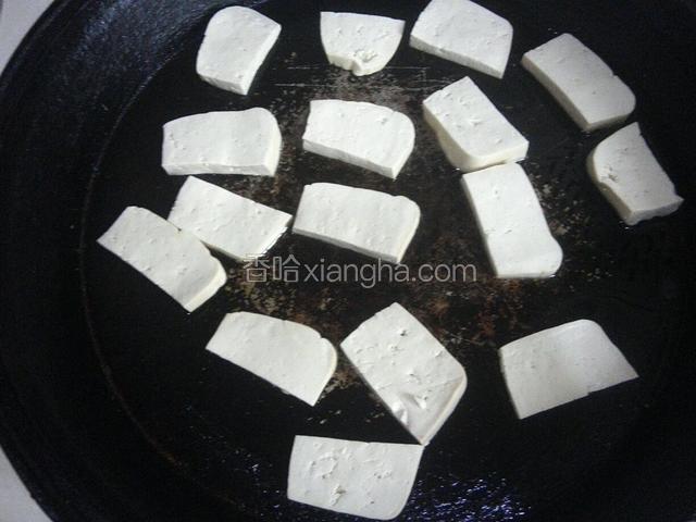 平底锅中倒入少量油，煎豆腐