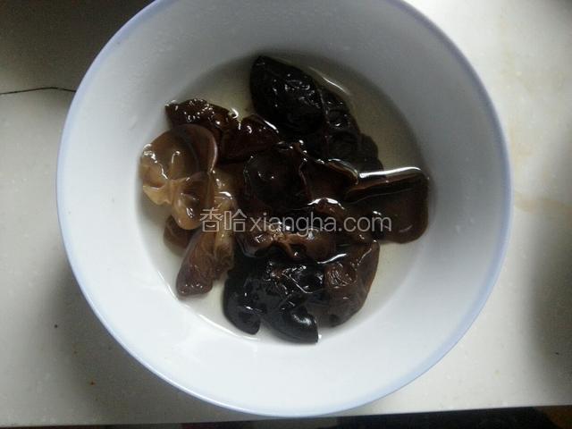用温水泡发木耳