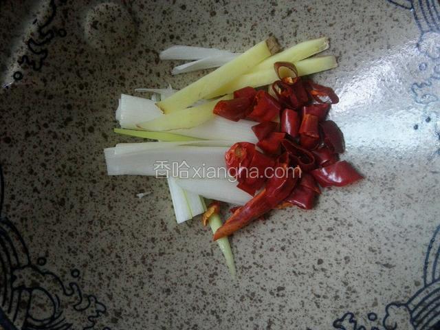 葱姜切丝，干辣椒切圈