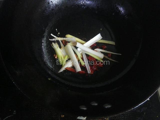锅中放入少量油爆香葱，姜和干辣椒
