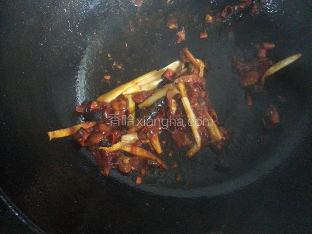 放入一小勺郫县豆瓣酱快速翻炒