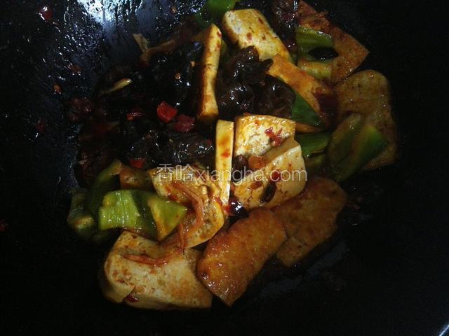 放入煎好的豆腐，放入少量生抽和糖