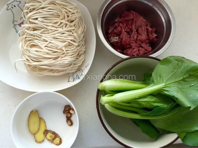 准备食材：牛肉、面条、青菜、姜片、山奈