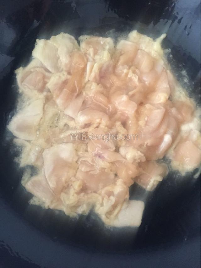 热油倒入肉片划散炒制。