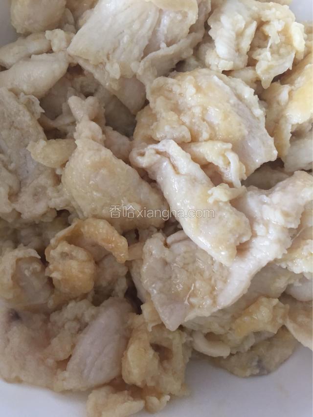 炒好的肉片盛出。