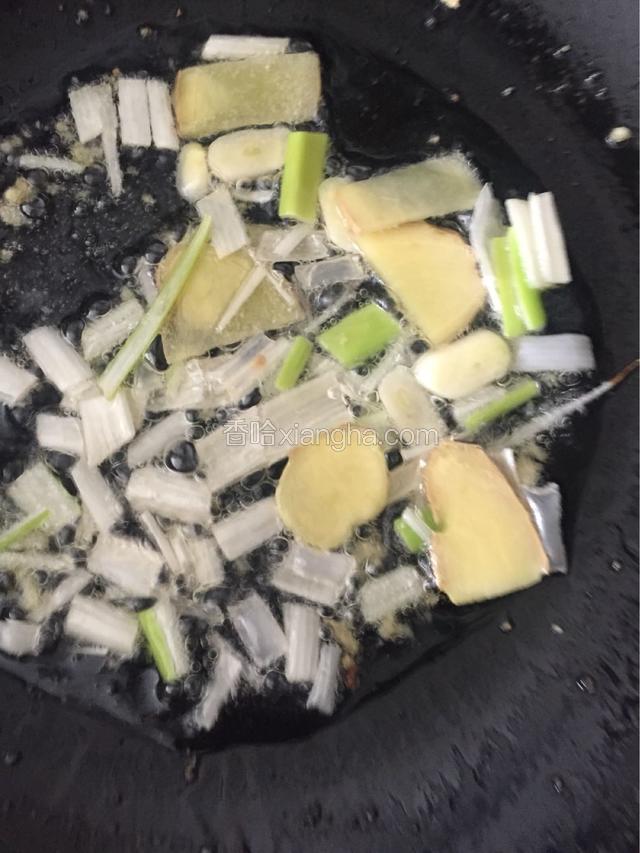 另热油爆香葱姜蒜片。